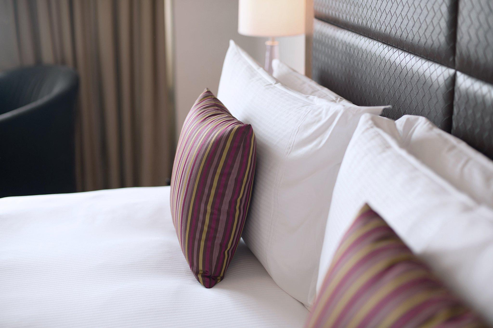 Crowne Plaza Dubai Festival City Eksteriør billede Pillows on a bed