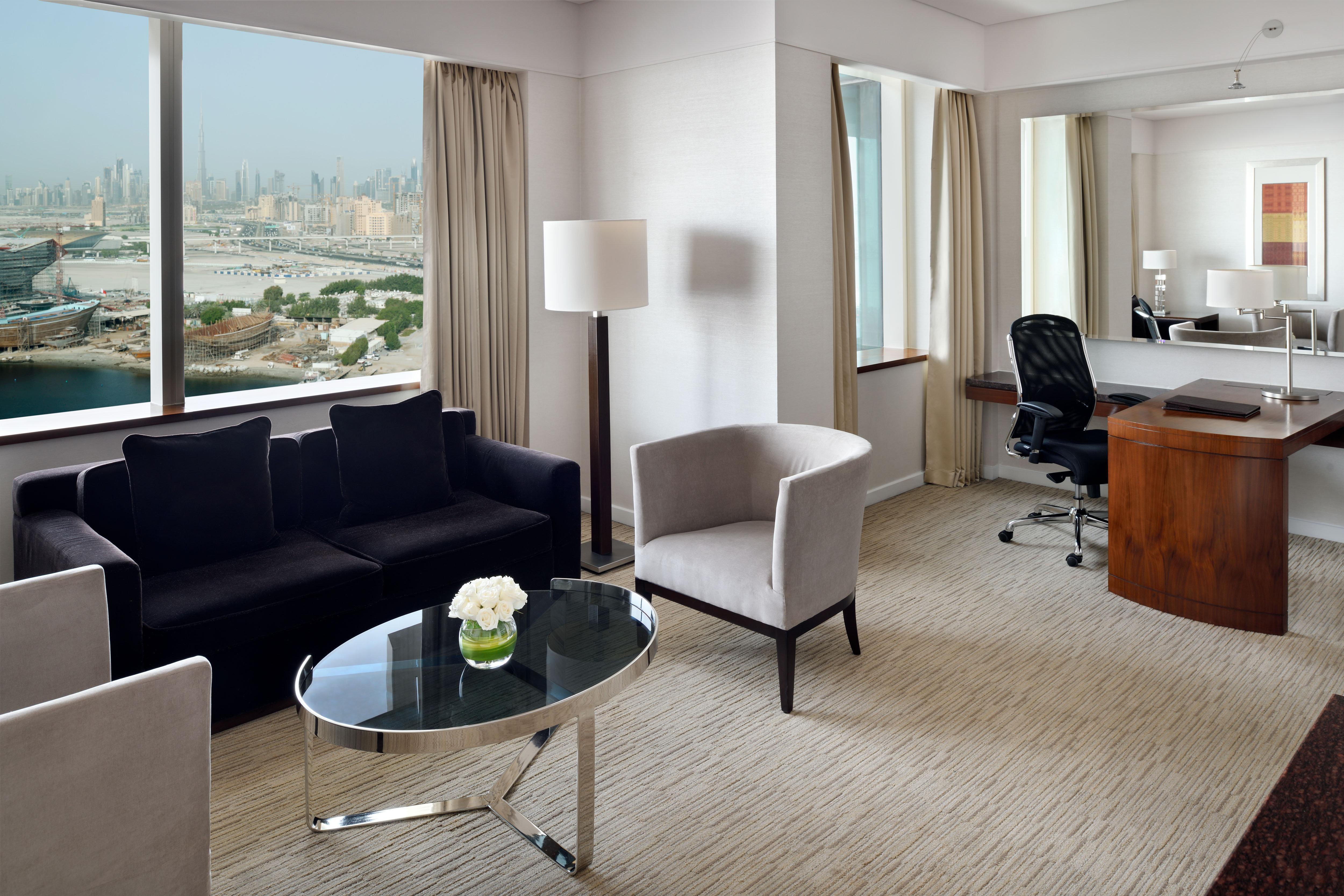 Crowne Plaza Dubai Festival City Eksteriør billede A suite at the Jumeirah Emirates Towers Hotel