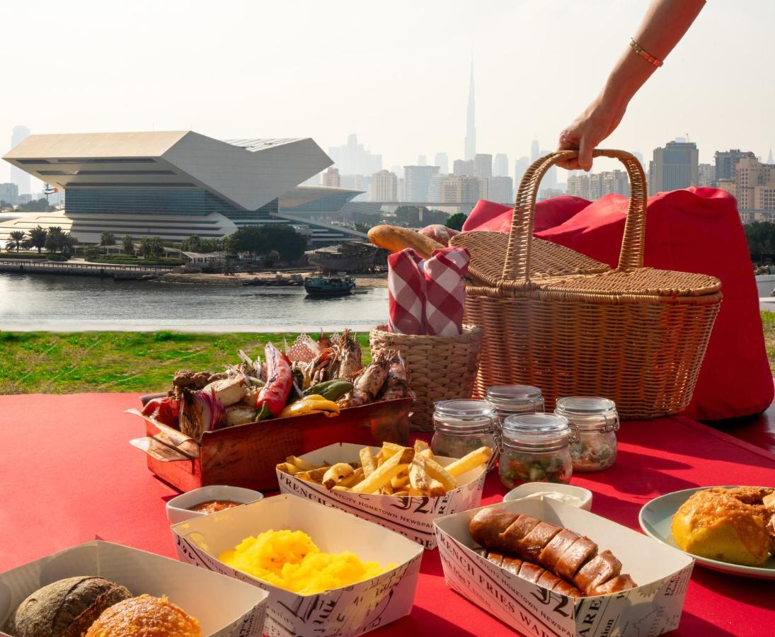 Crowne Plaza Dubai Festival City Eksteriør billede A picnic in Japan