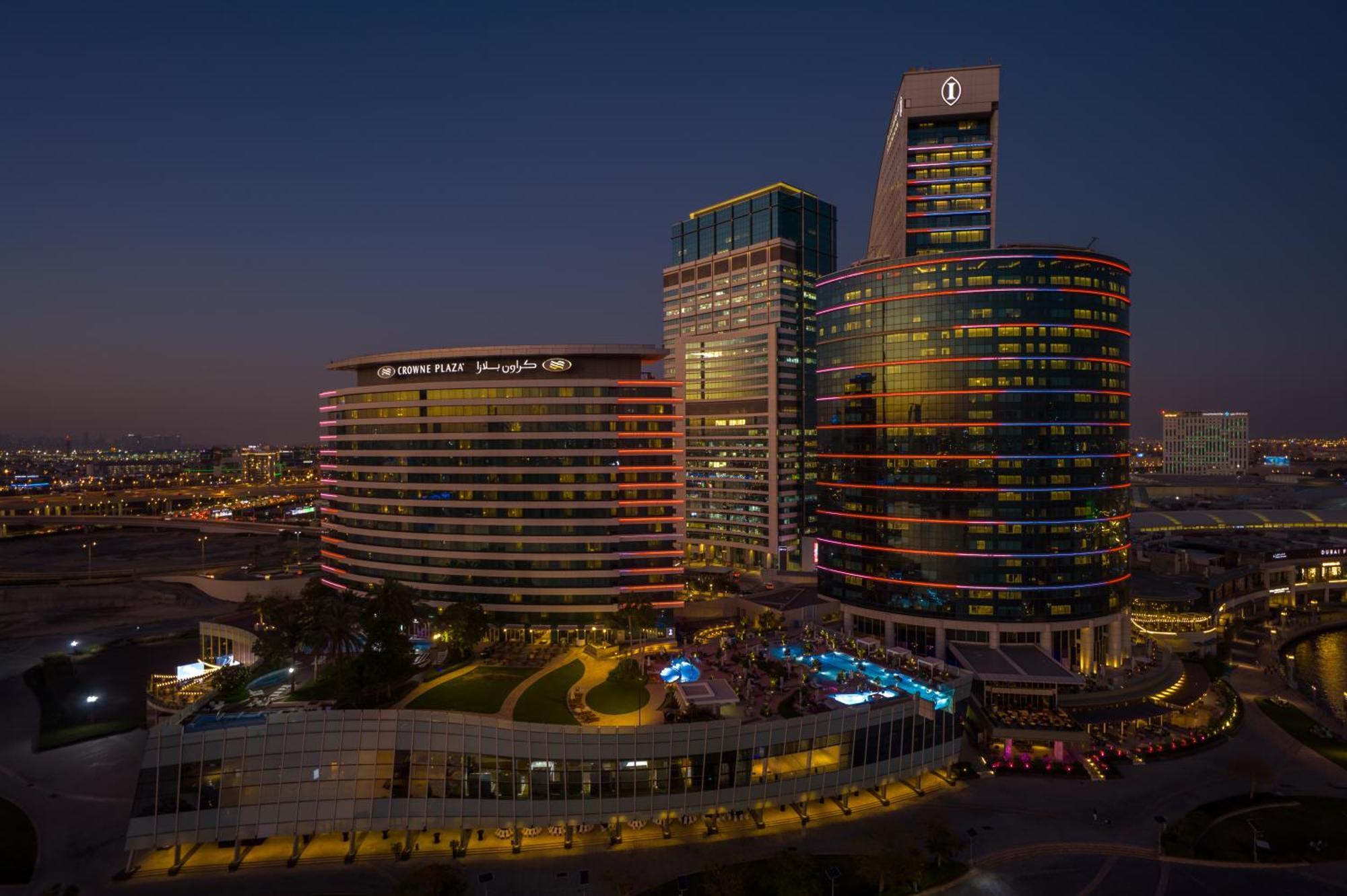 Crowne Plaza Dubai Festival City Eksteriør billede The complex at night