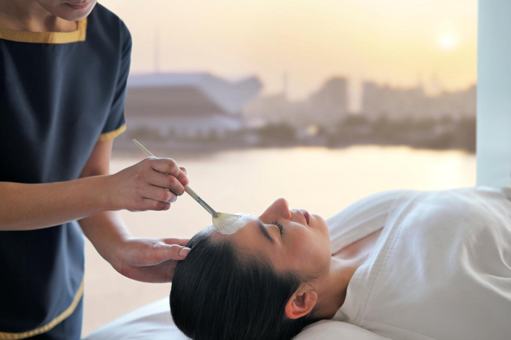 Crowne Plaza Dubai Festival City Eksteriør billede A woman receiving a facial treatment