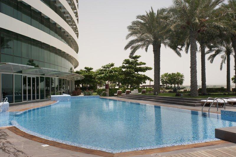 Crowne Plaza Dubai Festival City Faciliteter billede The swimming pool at Jumeirah Beach Hotel